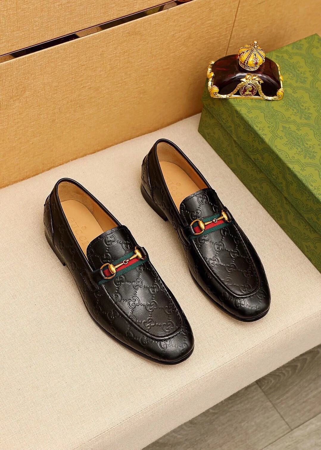 Men's shoes 💰480 💐 Product trademark: GUCCI "Gucci" casual leather shoes Regular size: 38-45 (45.46🉑️customized) Product materials: Selected imported first-layer calfskin embossed upper + luxury hardware buckle, imported cowhide leather lining. Strong three-dimensional visual effect, original outsole color: 2 colors available